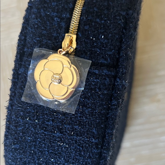 CHANEL Beaute Navy Tweed Travel Cosmetic Pouch with Gold Logo - Picture 3 of 9
